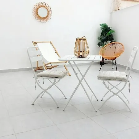 Boho With Patio In Centre And Close To Apartment *